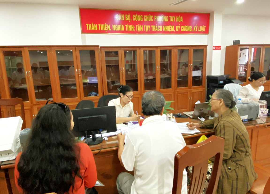 2단계 지방 정부가 운영에 들어간 후 행정 절차를 밟으러 가는 시민들. 사진: Thanh Quynh