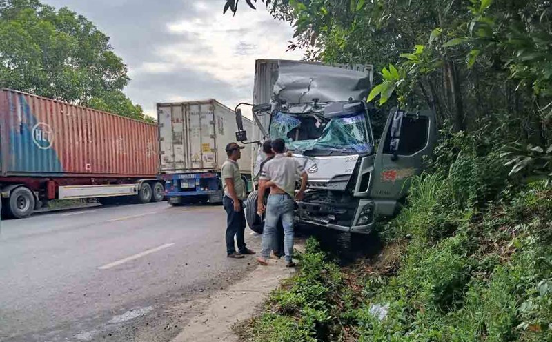 One of the two behind-the-screens trucks collided strongly. Photo: Duc Tuan.