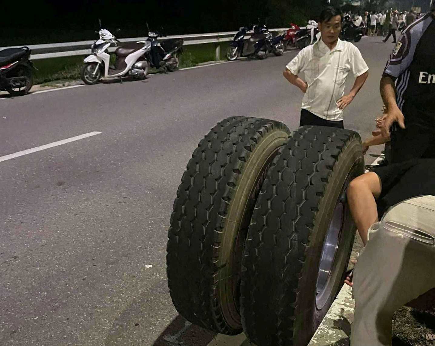 2 banh xe o to lien quan den vu tai nan roi ra khoi xe, lan tren duong. Anh: Nhu Th.