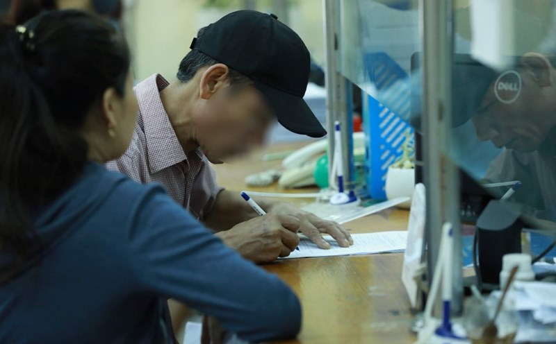 Support 100% of health insurance premiums for people from near-poor households residing in poor communes. Photo: Hai Nguyen