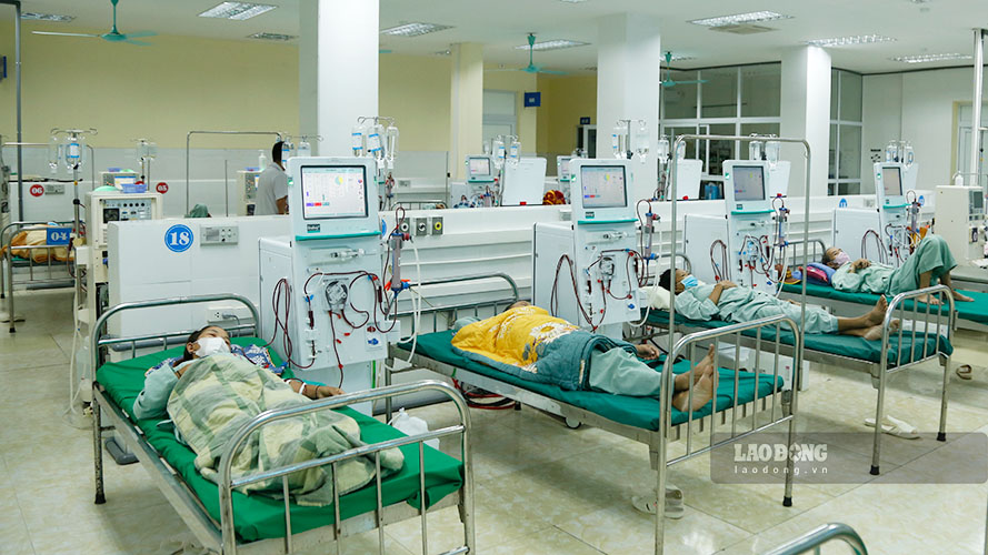 Patient on dialysis at the Department of Nephrology, Dien Bien General Hospital. Photo: Quang Dat
