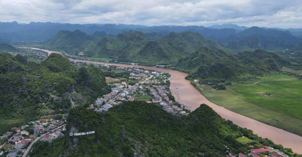 El rio Son de repente se convierte en un color fresco durante muchos dias, las corrientes de Mooc tienen que dejar de dar la bienvenida a los invitados. Foto: Vinh Thanh