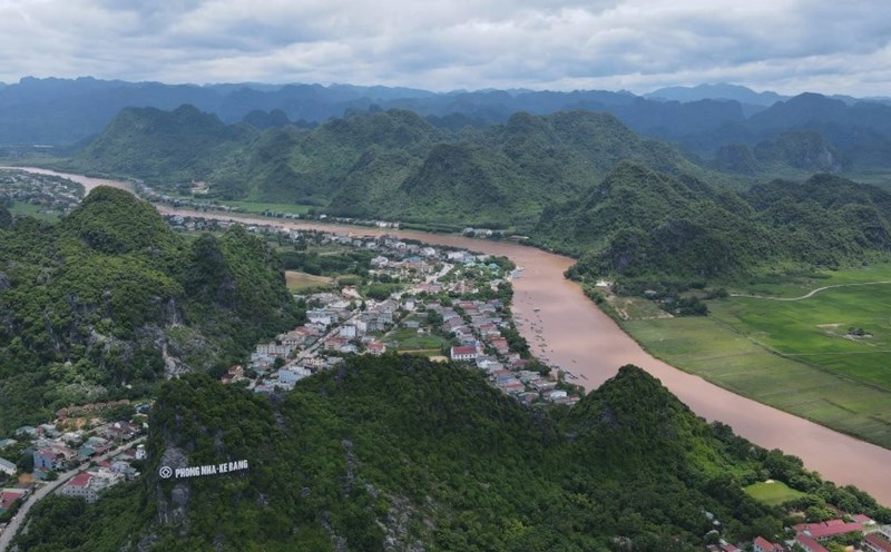The Son River suddenly turned cloudy for many days, Suoi Mooc had to stop receiving visitors. Photo: Vinh Thanh