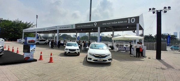 El numero de vehiculos evaluados en el evento de intercambio de vehiculos electricos es muy grande. Foto: Xuyen Dong