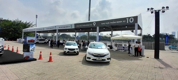 Ngày cuối, lượng người trải nghiệm đổi xe xăng lấy xe điện vẫn đông nườm nượp
