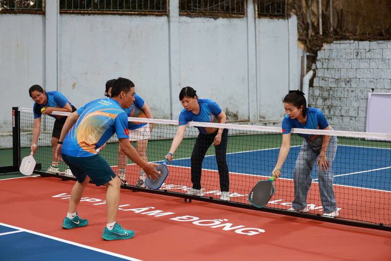 VNPT Lam Dong Sindicato contrata entrenadores profesionales, equipados con raquetas, pelotas llenas para que los trabajadores practiquen los deportes. Foto: Lam Dong