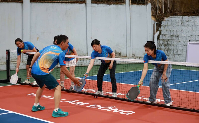 VNPT Lam Dong Labor Union hires professional coaches, fully equipping rackets and balls for workers to practice sports. Photo: Lam Dong
