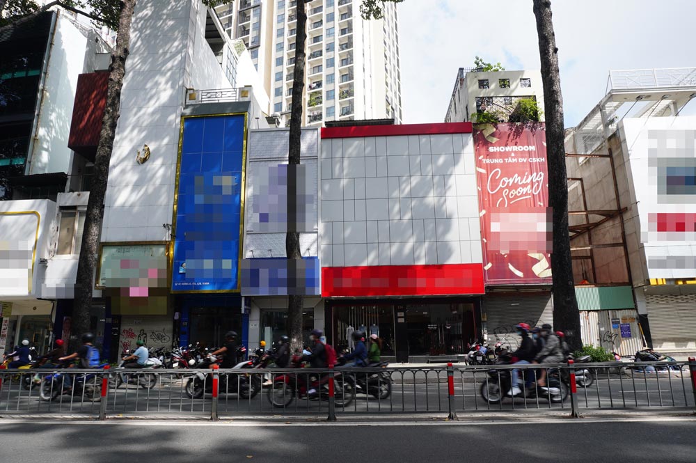 ホーチミン市の中心部の家々は、依然として看板や看板で覆われています。写真:Viet Anh