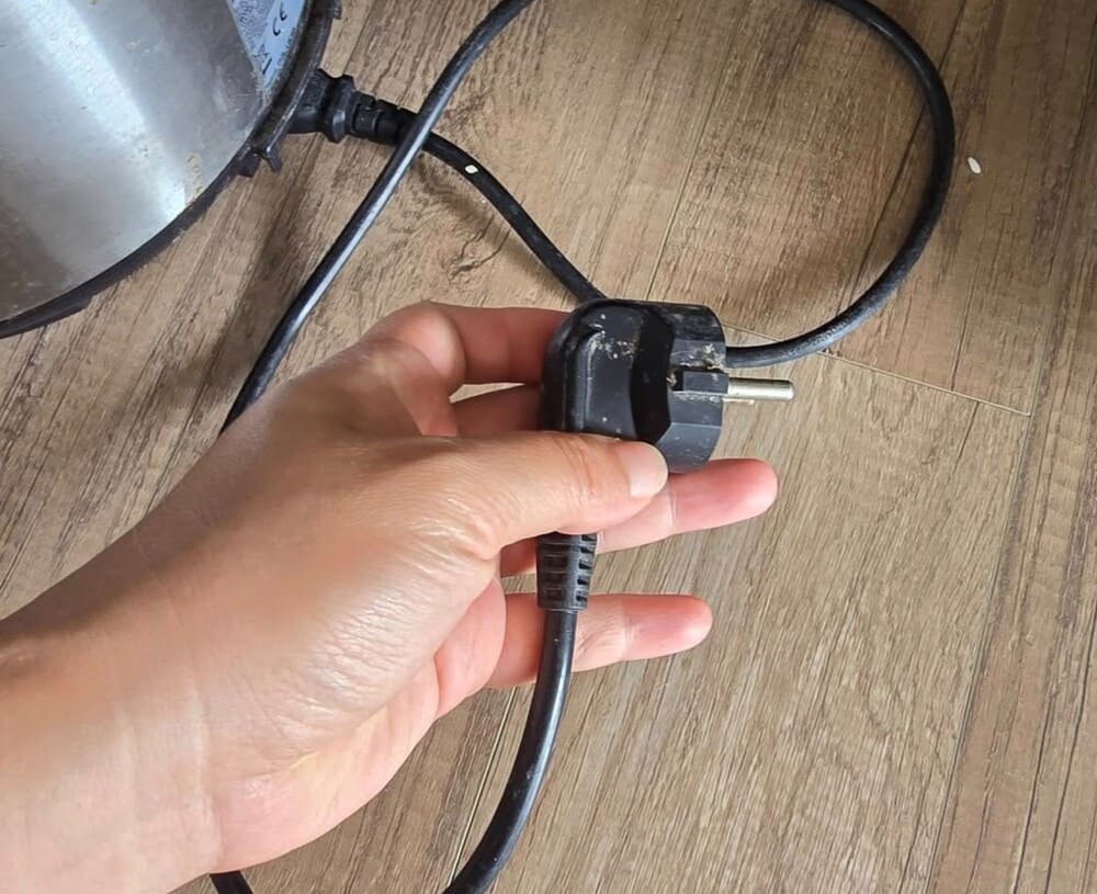 Checking the power lines is a basic first step when the rice cooker is not working. Photo: Thu Trang