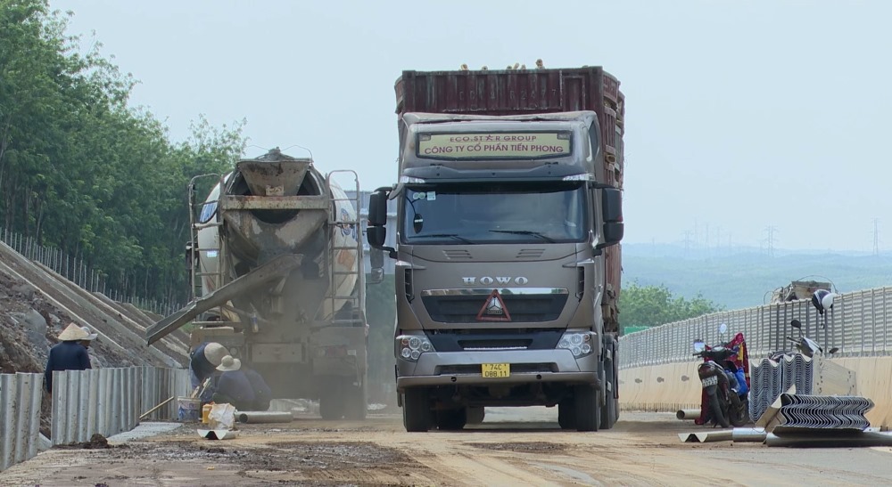 Trucks weaving on the Van Ninh - Cam Lo expressway are under construction.