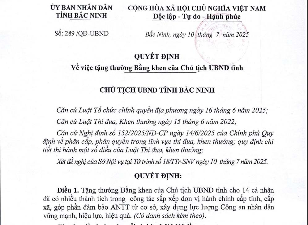 Bac Ninh 지방 인민위원회 위원장의 표창장 수여 결정. 사진: Van Truong