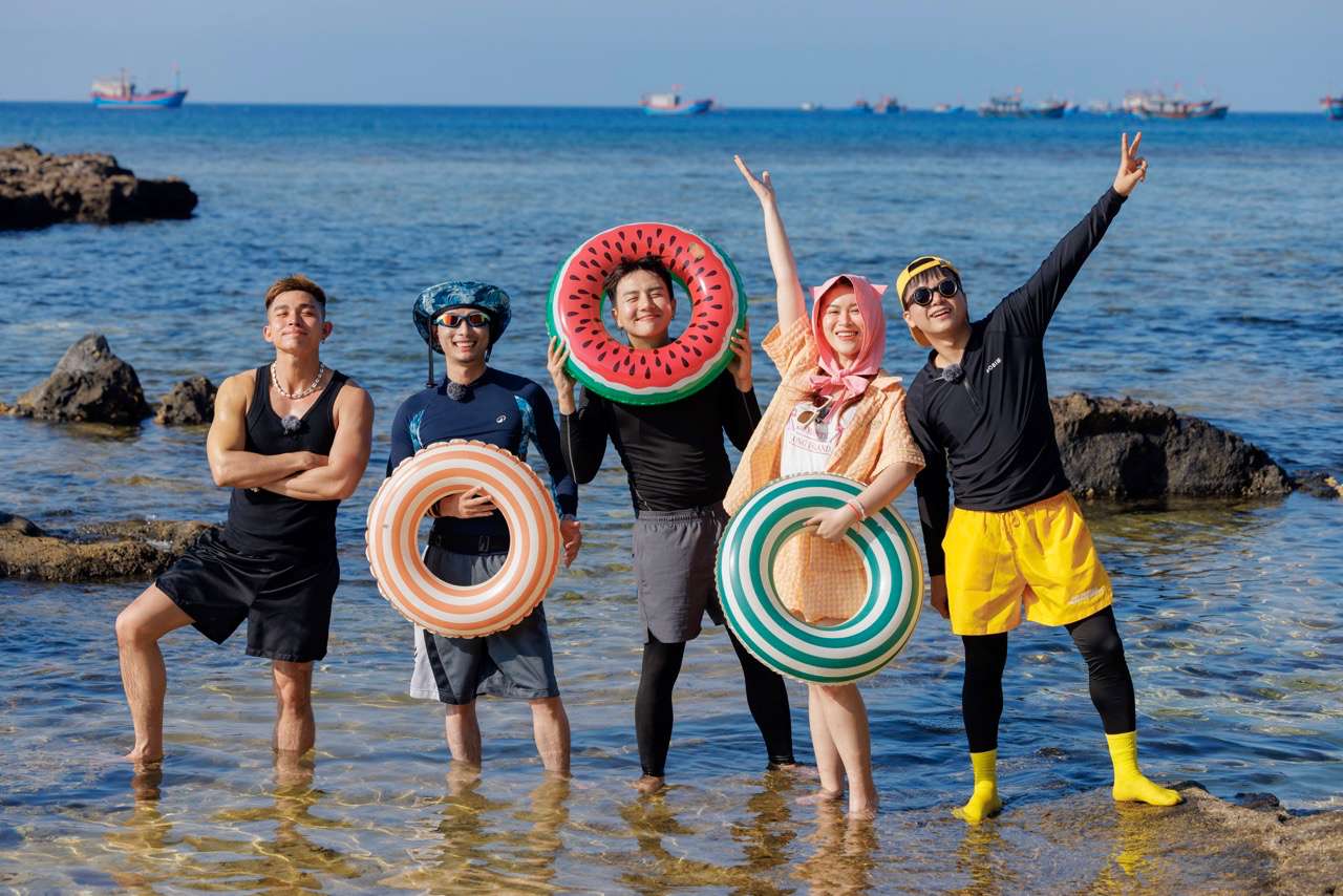 Artists experience the beach in Quang Ngai. Photo: Yeah1.
