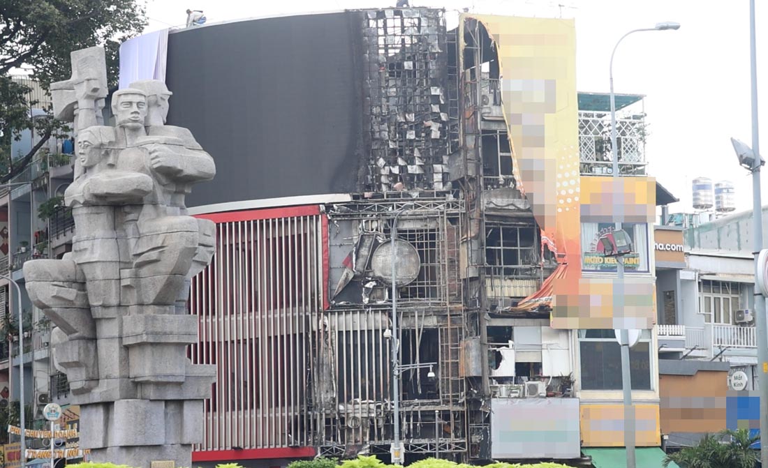 비상구를 가리는 간판 - 호치민시 도시 주민들을 위협하는 화재 및 폭발 위협