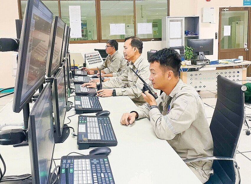 Ingeniero Trinh Xuan Luong (primero) durante las horas de trabajo. Foto: Phuong Ngan