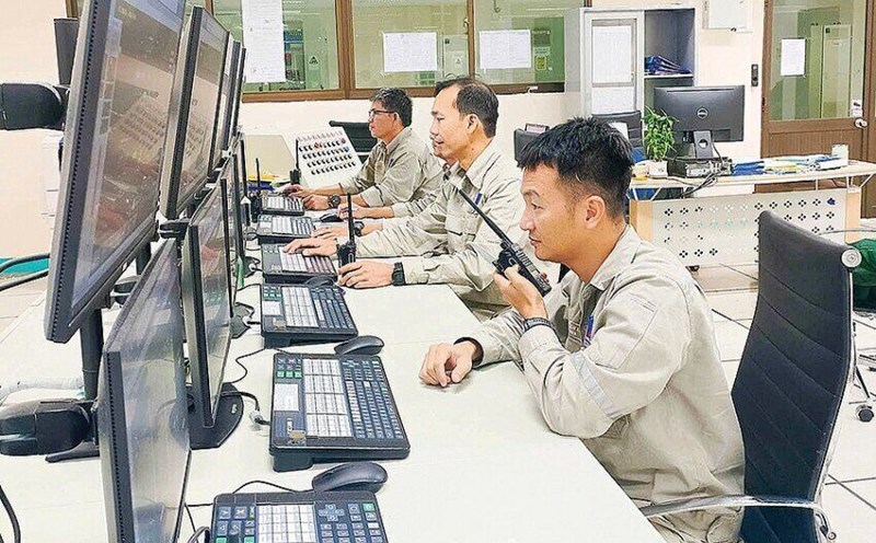 Engineer Trinh Xuan Luong (first person) during the working hours. Photo: Phuong Ngan