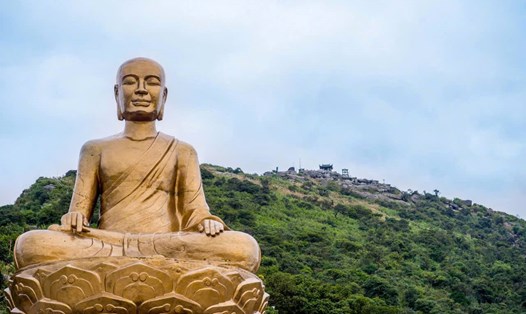 Tượng Phật hoàng Trần Nhân Tông trên Yên Tử. Ảnh: Việt Anh