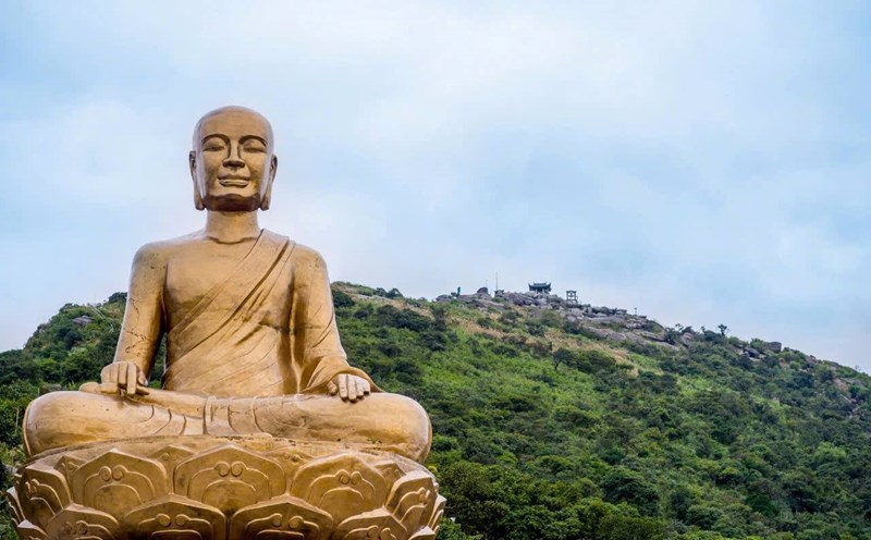 The statue of King Tran Nhan Tong on Yen Tu. Photo: Viet Anh