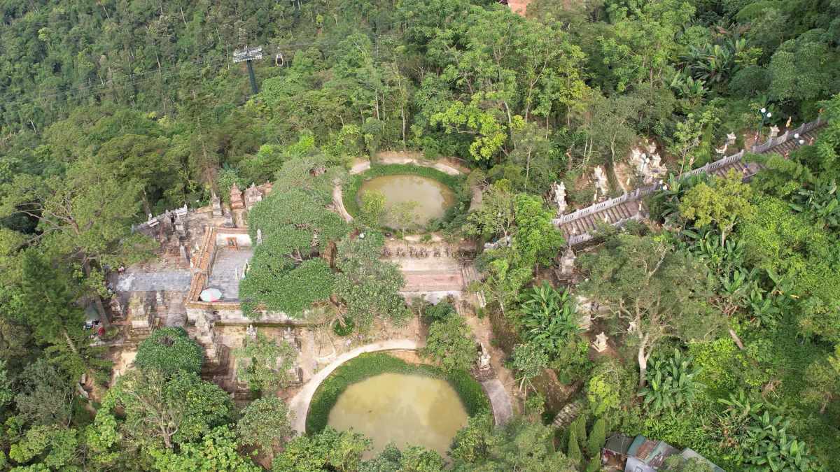 Trai qua thang tram lich su, den nay, Yen Tu van bao ton duoc nhieu di san cua cac bac tien nhan de lai, do la he thong nhung ngoi chua, am, thap, hang ngan di vat co, he thong van bia, kinh van chua dung nhung gia tri tinh than, tu tuong cua thien phai Truc Lam va nen van hoa ruc ro thoi nha Tran. Tinh hoa van hoa Truc Lam Yen Tu cung ngay cang lan toa sau rong o trong va ngoai nuoc. Trong anh la Vuon thap Hue Quang. Anh: Viet Anh