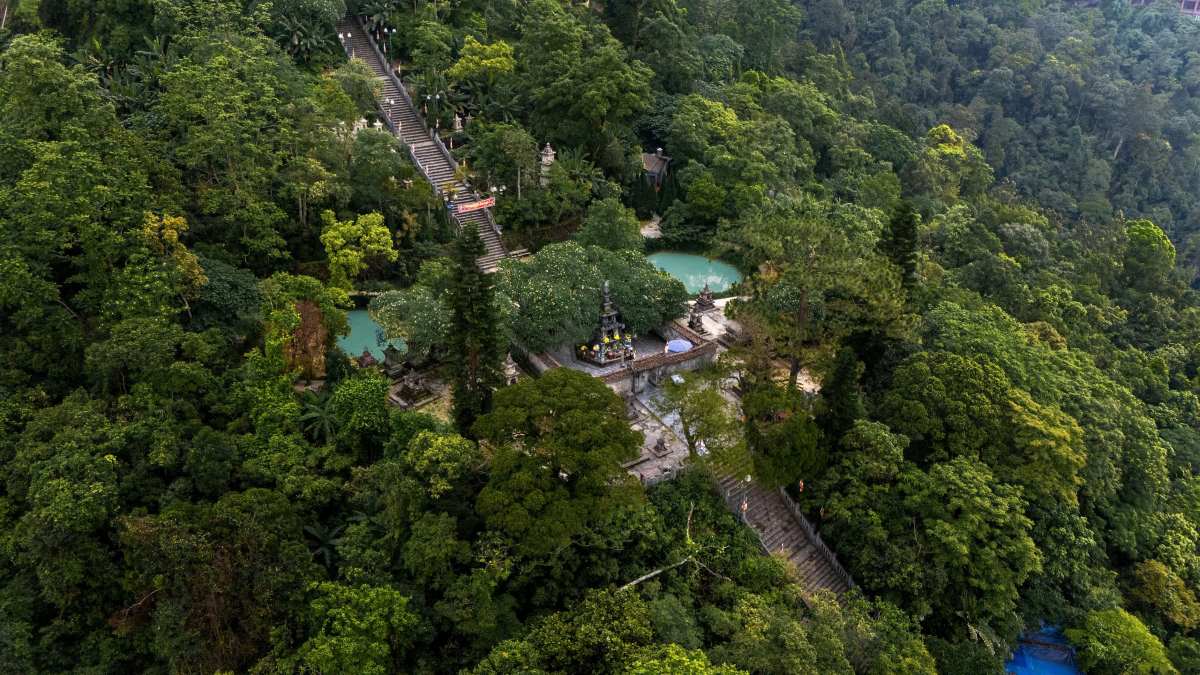 Phat giao Truc Lam la mot minh chung co y nghia toan cau ve cach thuc mot ton giao, xuat phat tu nhieu tin nguong, bat nguon va phat trien tu que huong Yen Tu, da anh huong den xa hoi the tuc thuc day mot quoc gia manh me, bao dam hoa binh va hop tac khu vuc. Anh: Viet Anh