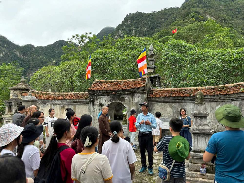 Moi nam Yen Tu don hang trieu luot du khach, tang ni, phat tu. Anh: Tung Lam
