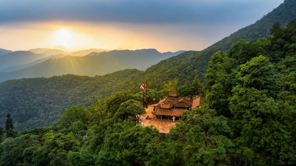 Non thieng Yen Tu chinh la bao tang van hoa lich su, van hoa tam linh, van hoa canh quan - sinh thai, the hien tu tuong, tam hon, dau an van hoa doc dao cua dan toc ta. Anh: Viet Anh