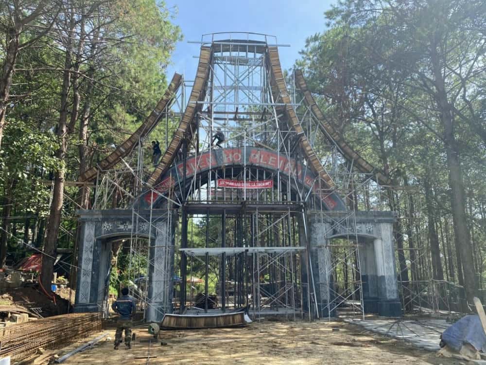 Puerta de bienvenida de piedra a la zona turistica de Bien ho esta en construccion. Foto: Thanh Tuan