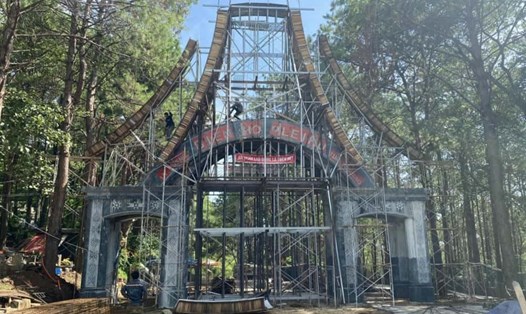 Cổng chào bằng đá vào khu du lịch Biển Hồ đang được thi công xây dựng. Ảnh: Thanh Tuấn