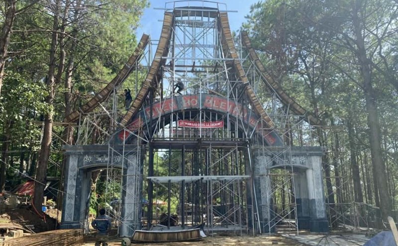 A stone welcome gate to the Hoan Kiem Lake tourist area is under construction. Photo: Thanh Tuan