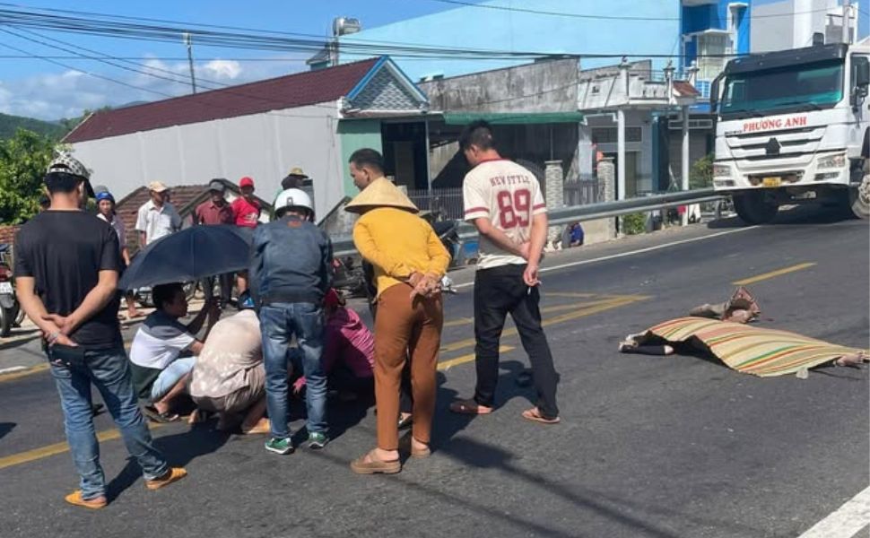 Scene of the accident between a concrete mixer truck and a motorbike in Gia Lai, causing 2 casualties. Photo: Tay Son