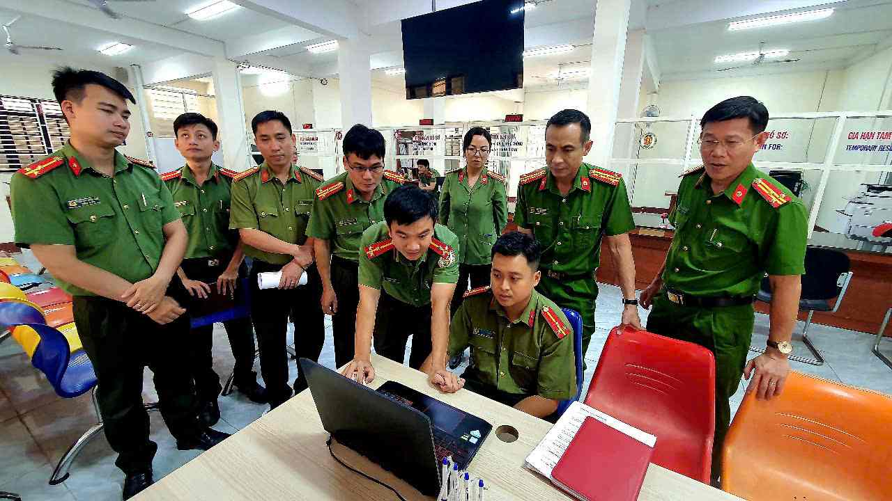 El lider del Departamento de Policia de Dak Lak verifico el progreso y la efectividad de la iniciativa de chatbot en el campo del pasaporte en linea. Foto: Bao Trung