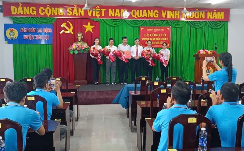 The Party Committee of Xuan Hoa commune, Dong Nai province established the Dona Standard Company Limited Party Cell. Photo: HAC