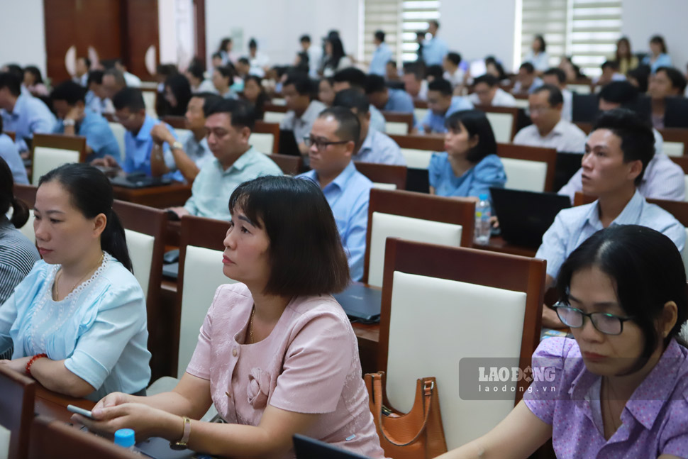 Los funcionarios y funcionarios de la provincia de Binh Dinh (ahora provincia de Gia Lai) estan capacitados y mejoran sus calificaciones profesionales. Foto: Hoai Phuong