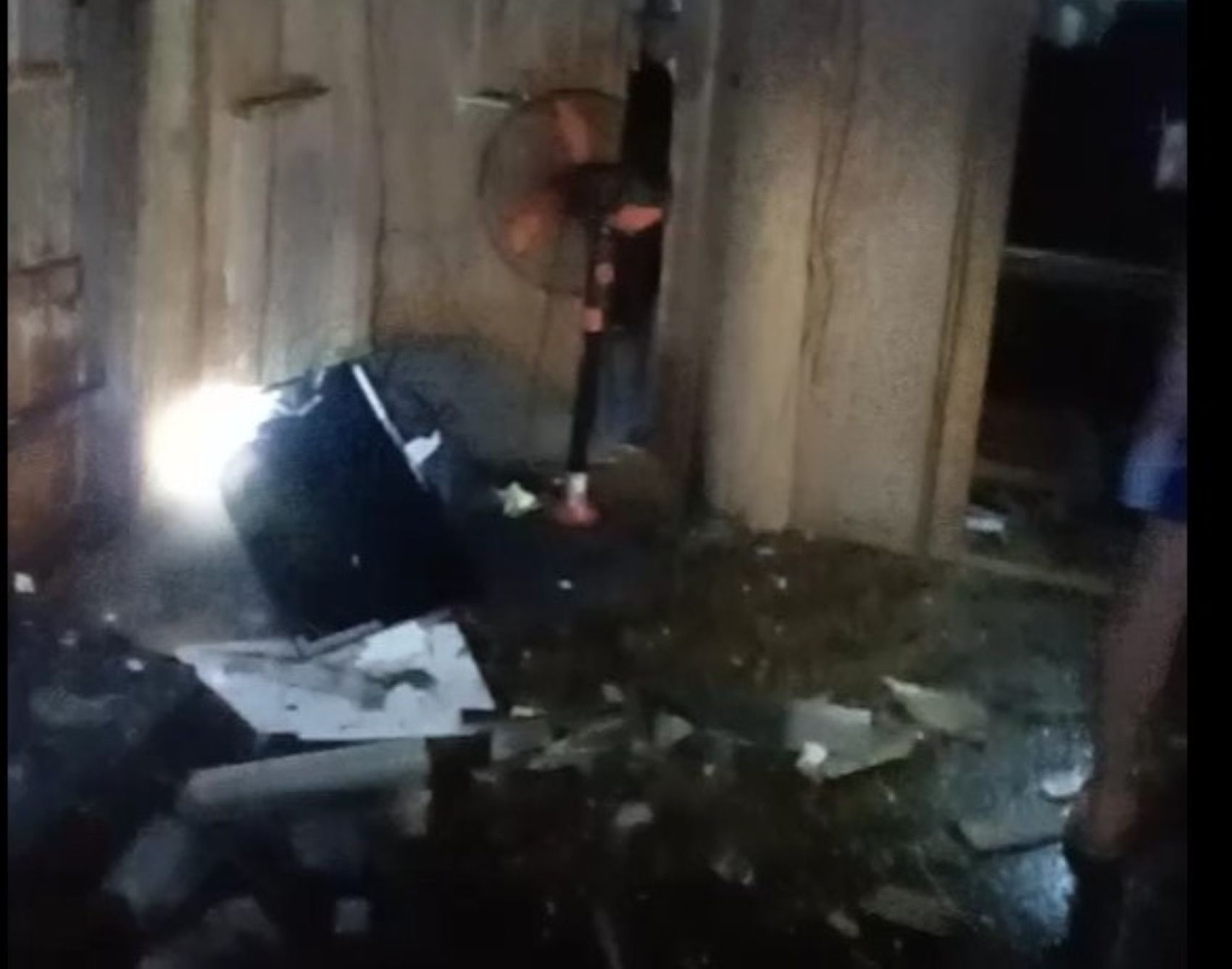 La escena del rayo golpeo las casas de las personas en Thanh Hoa. Foto: Xuan colgado