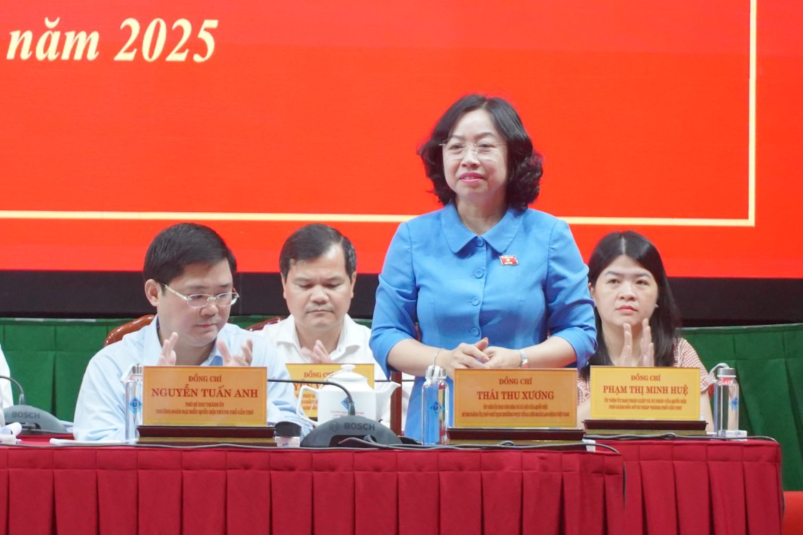 Pho Chu tich Thuong truc Tong Lien doan Lao dong Viet Nam Thai Thu Xuong tham du buoi tiep xuc cu tri. Anh: Ta Quang