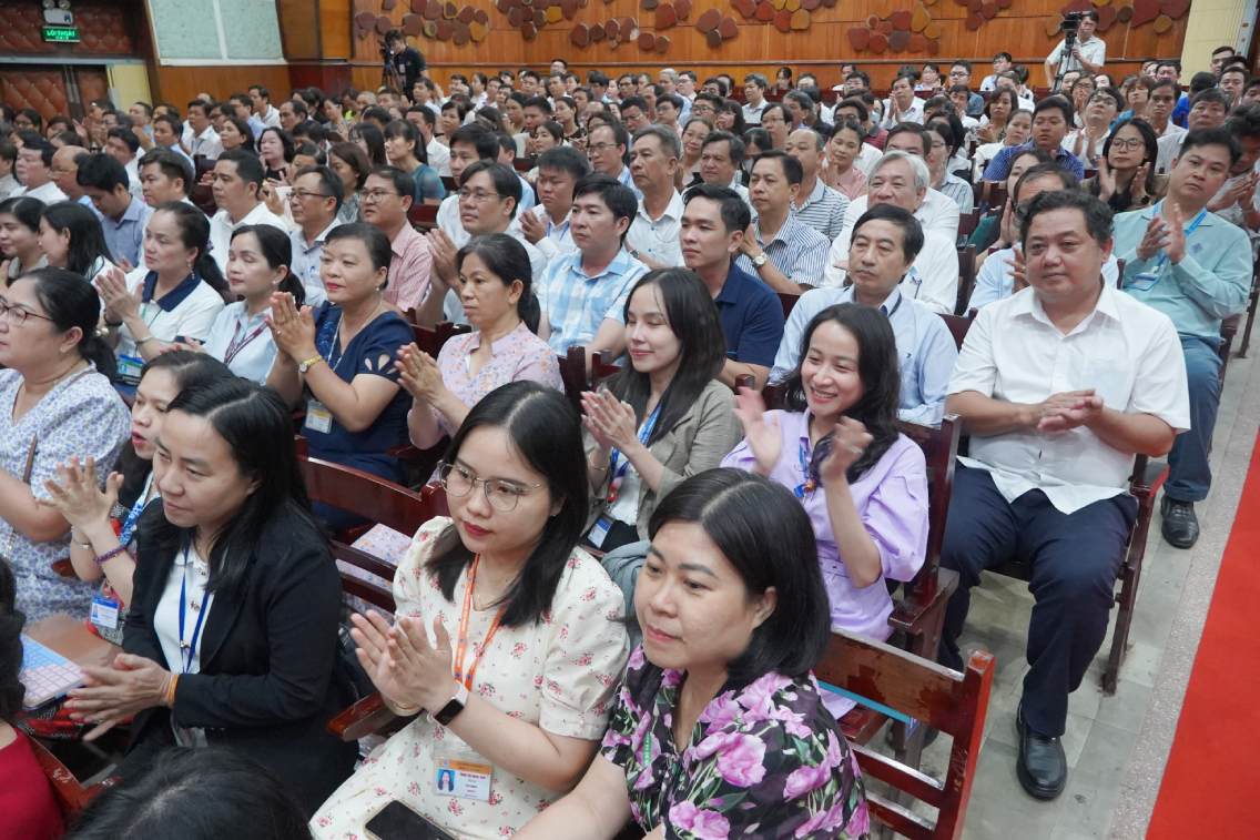 Cac cu tri tham du. Anh: Ta Quang