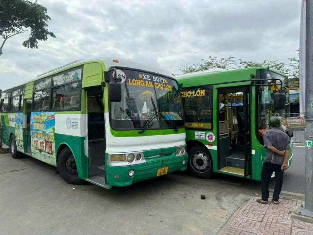 Hinh anh hai xe buyt chen ep nhau tren duong Kinh Duong Vuong, TPHCM, tai xe bi dinh chi cong viec. Anh: Dong Hoang