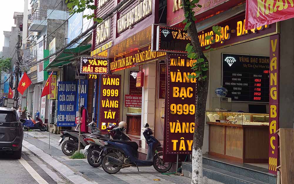 Cac cua hang vang bac tai Dien Bien co luong khach thua thot. Anh: Thanh Binh
