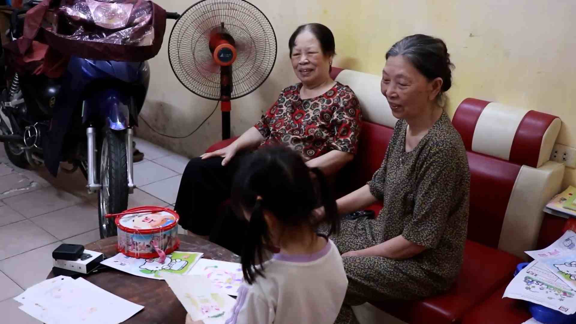 After seeing their children all summer, many grandparents were exhausted and did not dare to complain. The family needs to plan to share in a timely manner. Photo: Huyen Trang