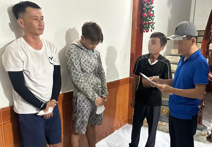 2 sujetos de consumo de drogas fueron arrestados. Foto: Van Hoang.