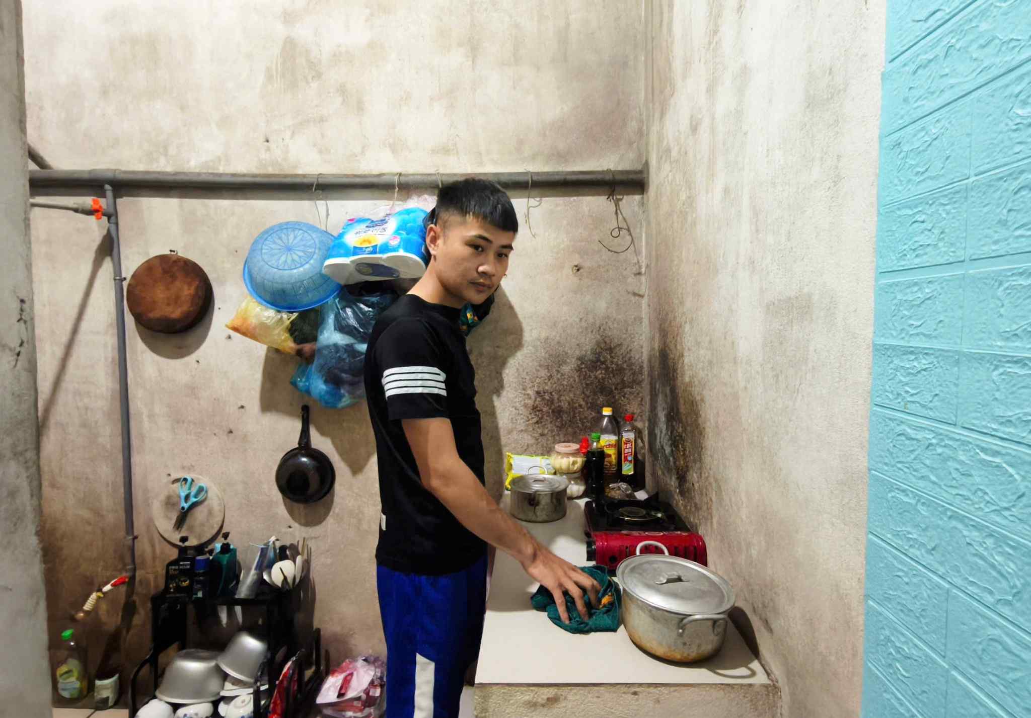 Anh Nguyen Trung Thanh (que Nghe An) – cong nhan mot doanh nghiep san xuat linh kien dien tu tai Khu cong nghiep VSIP Nghe An vui mung truoc thong tin tang luong toi thieu vung. Anh: Quang Dai