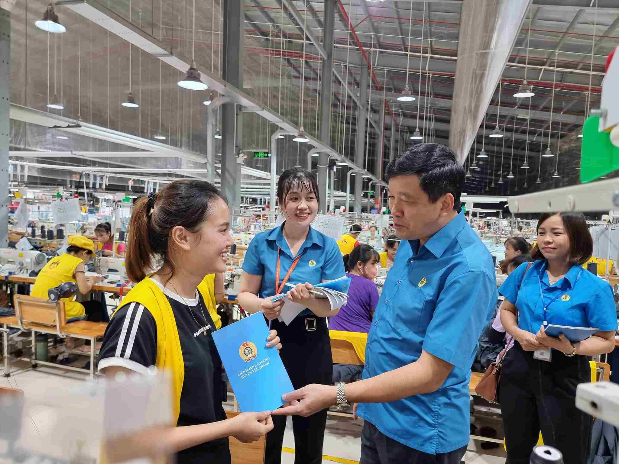 According to Chairman of Nghe An Provincial Federation of Labor Kha Van Tam, increasing the regional minimum wage is very necessary and valuable. Photo: Quang Dai