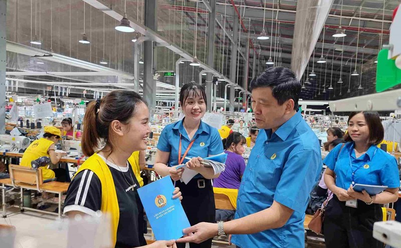 According to Chairman of Nghe An Provincial Federation of Labor Kha Van Tam, increasing the regional minimum wage is very necessary and valuable. Photo: Quang Dai