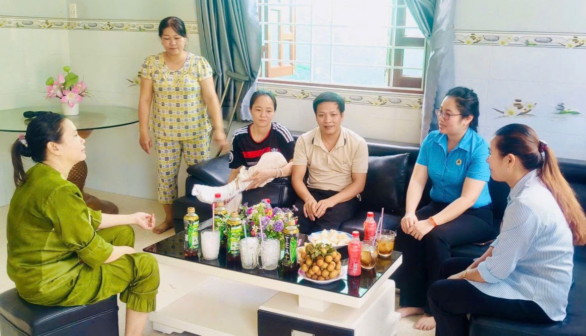 Ban chap hanh CDCS Cong ty TNHH JIA ZHI, chi nhanh Soc Trang trao tien ung ho cho gia dinh doan vien gap nan. Anh: Don vi cung cap