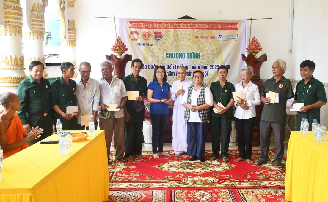 Lanh dao Uy ban MTTQVN phuong Phu Loi, TP Can Tho trao qua cho hoi vien cuu chien binh. Anh: Phuong Anh