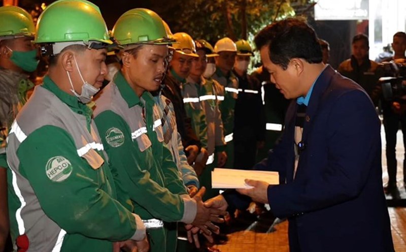 Chairman of the Hue City Labor Federation Le Minh Nhan presented gifts and encouraged union members and workers working on New Year's Eve. Photo: Hoang Hien.
