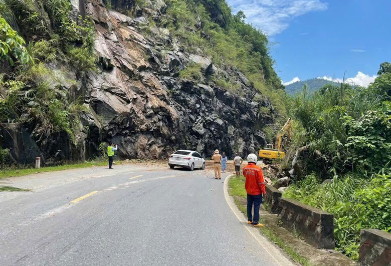 Luc luong chuc nang khac phuc diem sat lo tren Tinh lo 162 de thong tuyen di Van Ban (Lao Cai). Anh: Nguoi dan cung cap