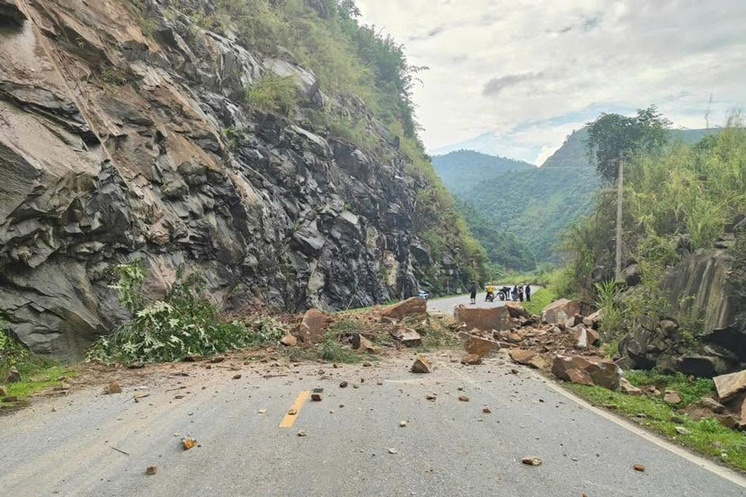 산사태로 인해 토석이 매몰되어 지방도 162호선에서 교통 체증이 발생했습니다. 사진: 주민 제공