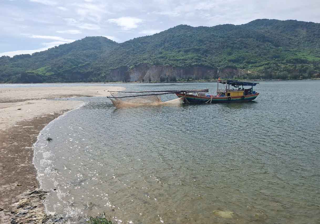 규정을 위반하여 어획한 선장은 6 700만 동 이상의 벌금을 부과받았습니다. 사진은 하띤성 쿠아솟 항구에 정박 중인 어선입니다. 사진: 쩐뚜언.