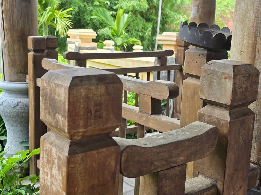 나무 난간은 제품의 내구성과 품질을 유지하기 위해 정기적으로 유지 보수해야 합니다. 사진: 뚜언 닷