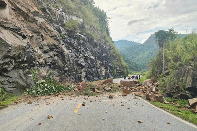 산사태로 인해 토석이 매몰되어 지방도 162호선에서 교통 체증이 발생했습니다. 사진: 주민 제공